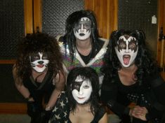 2010- večer nás navštívila skupina Kiss
